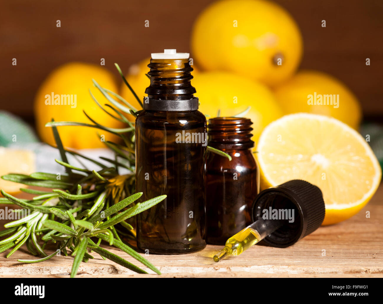 Olio essenziale di limone e rosmarino Foto Stock