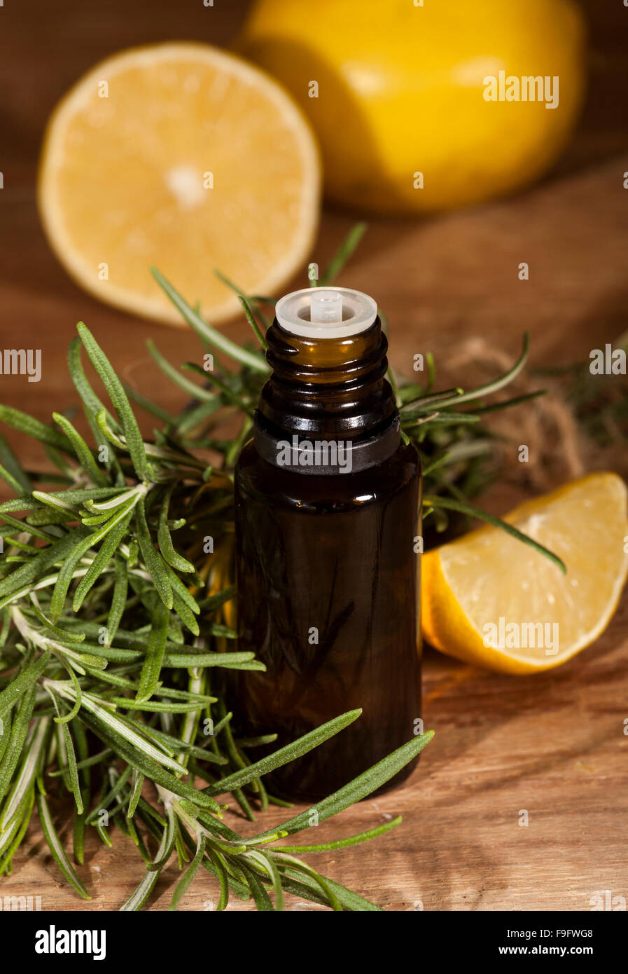 Olio essenziale di limone e rosmarino Foto Stock