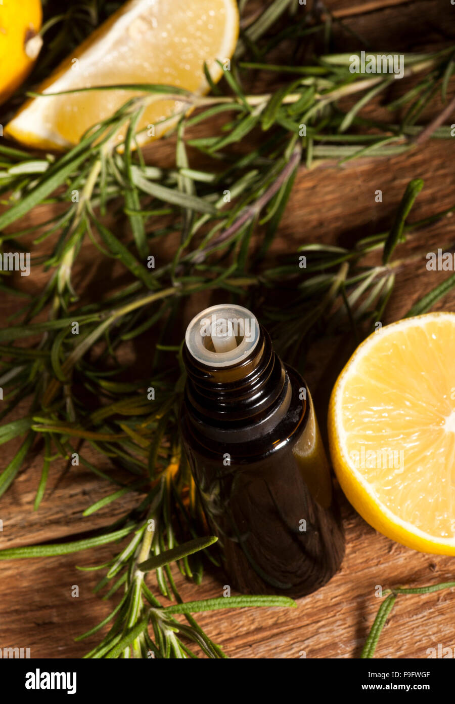 Olio essenziale di limone e rosmarino Foto Stock