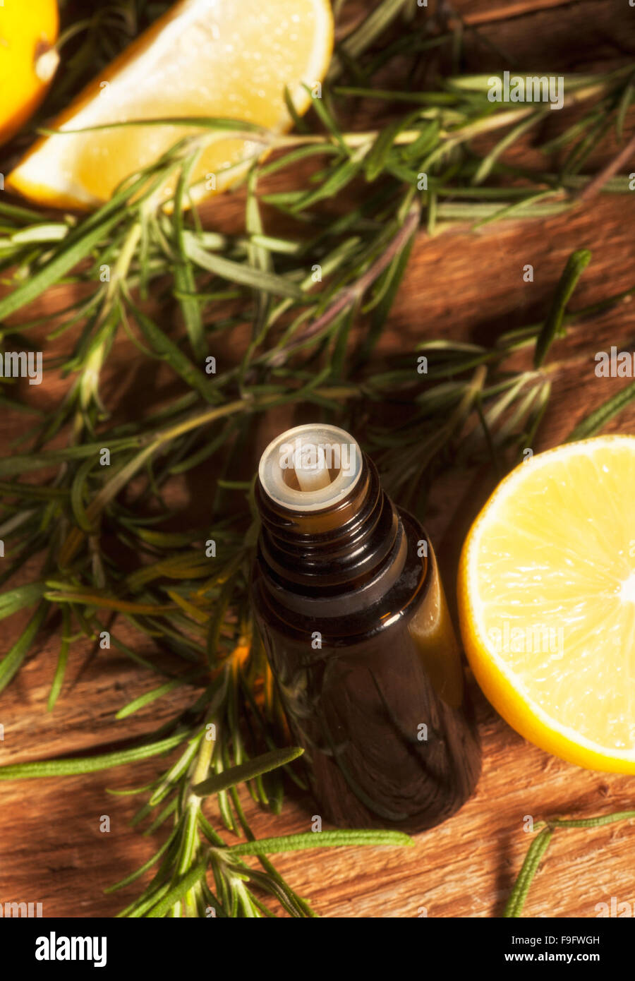 Olio essenziale di limone e rosmarino Foto Stock