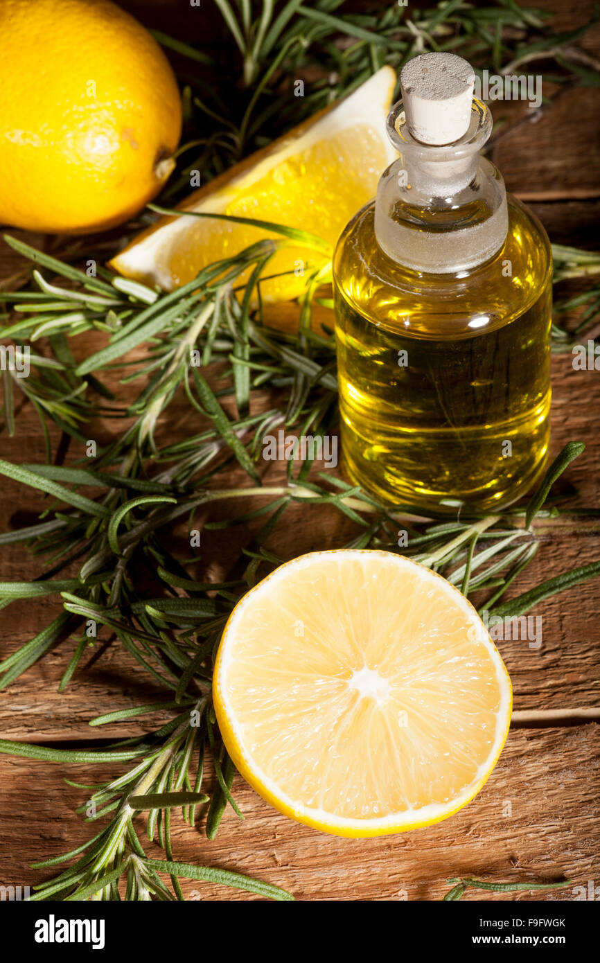 Olio essenziale di limone e rosmarino Foto Stock