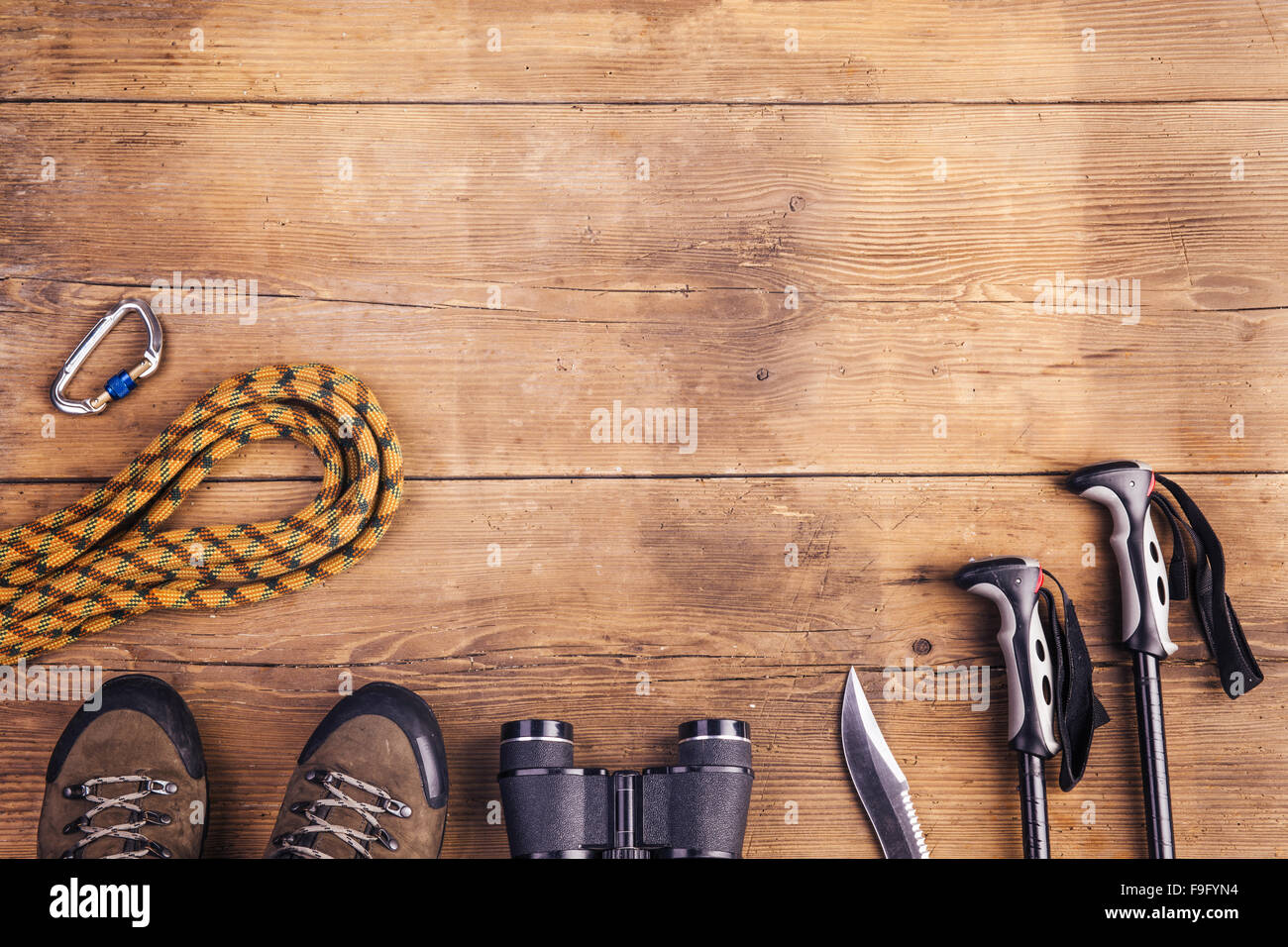 Attrezzatura per le escursioni su un pavimento di legno sfondo Foto Stock