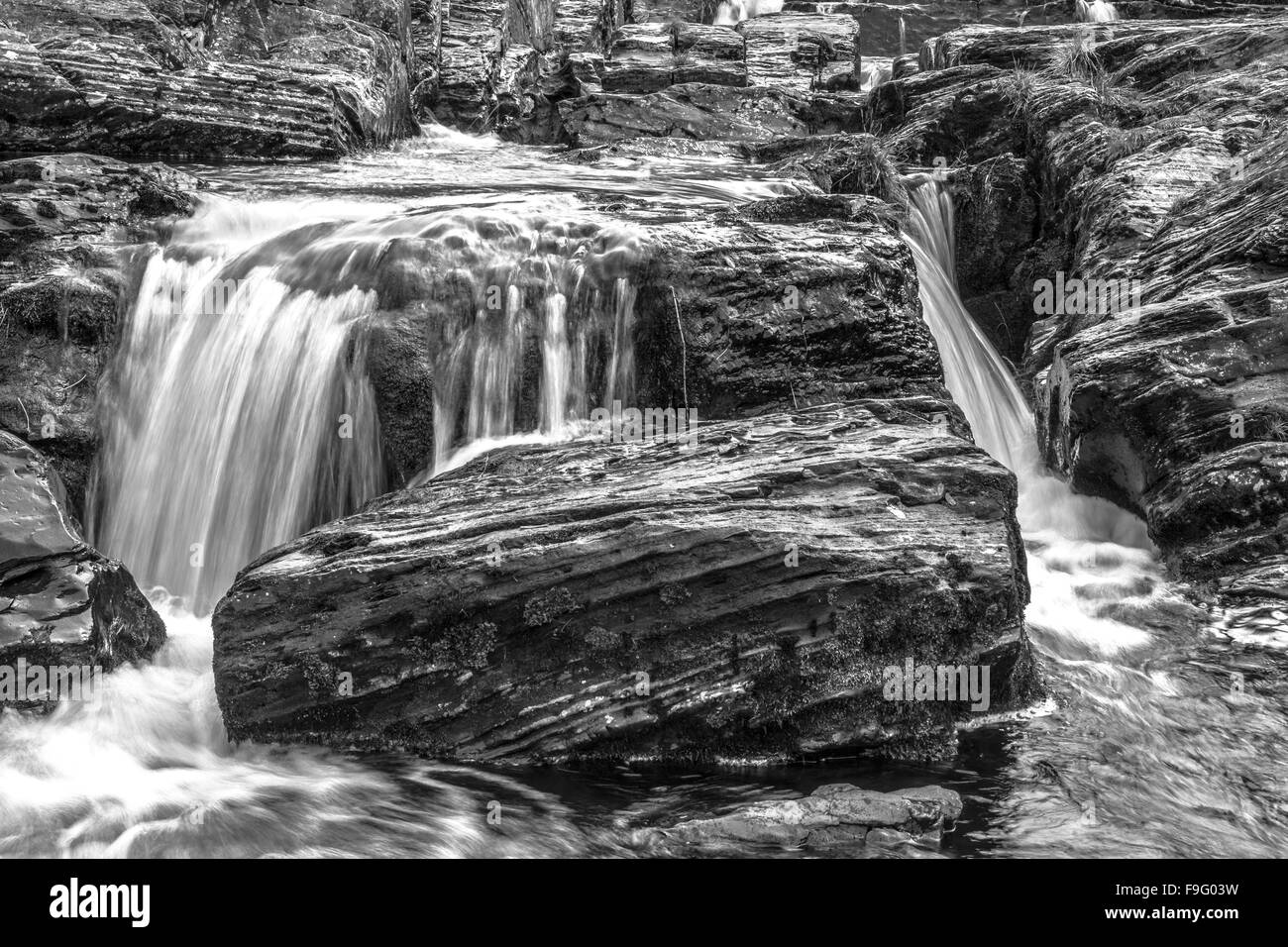 Il Rheidol fiume che scorre sulle rocce lungo la valle ystwyth in Galles Foto Stock