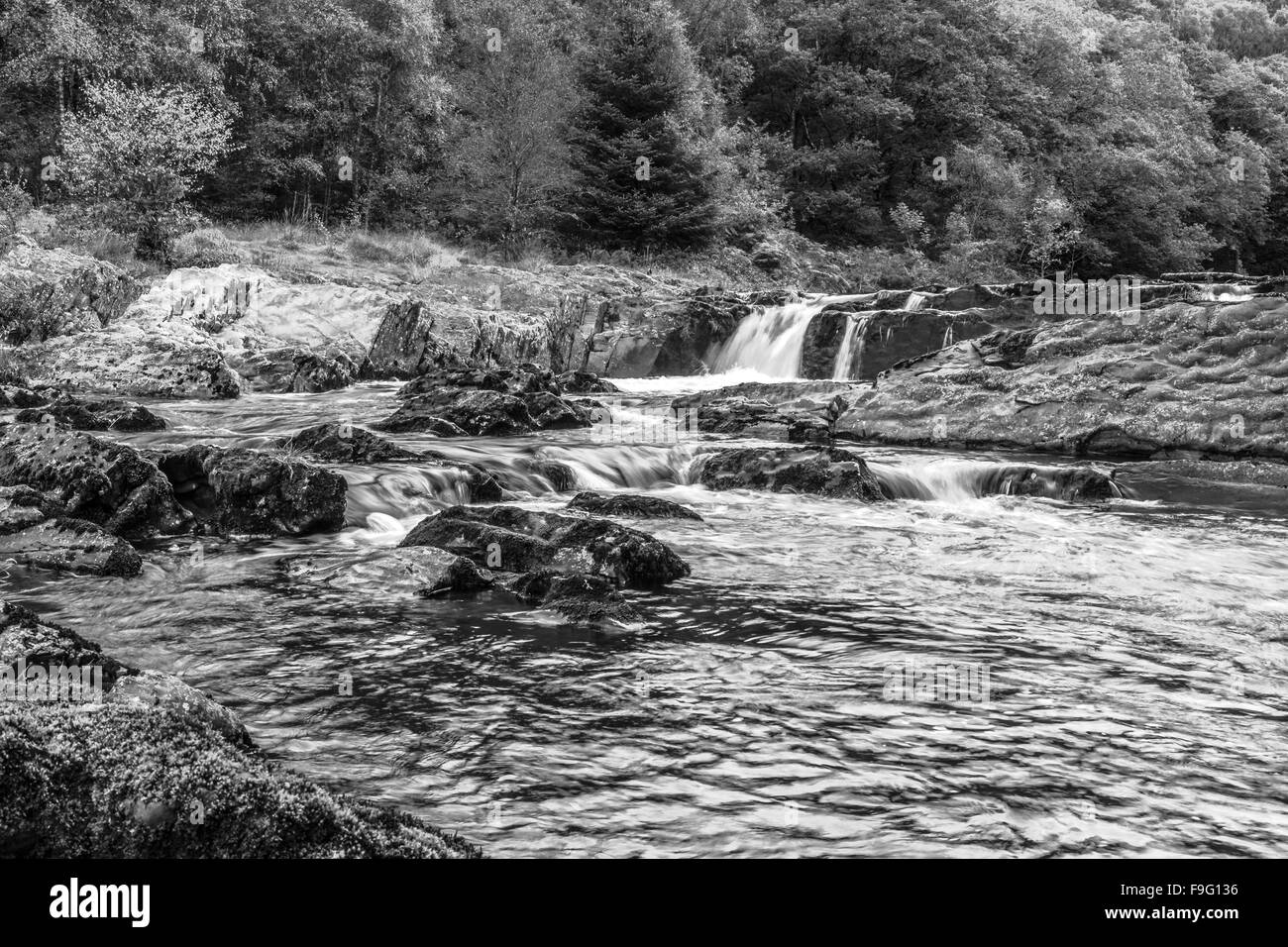 Il Rheidol fiume che scorre sulle rocce lungo la valle ystwyth in Galles Foto Stock