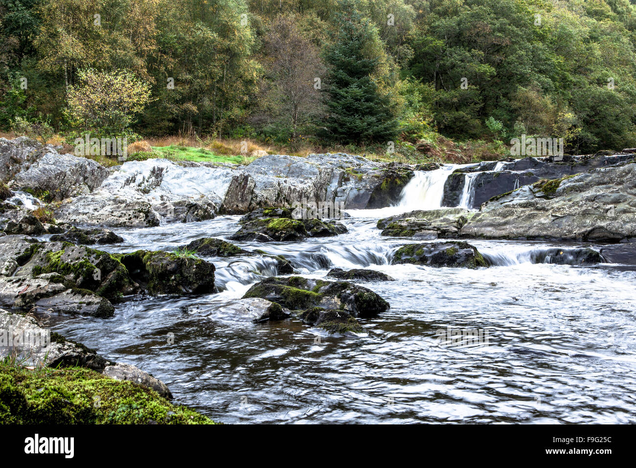 Il Rheidol fiume che scorre sulle rocce lungo la valle ystwyth in Galles Foto Stock