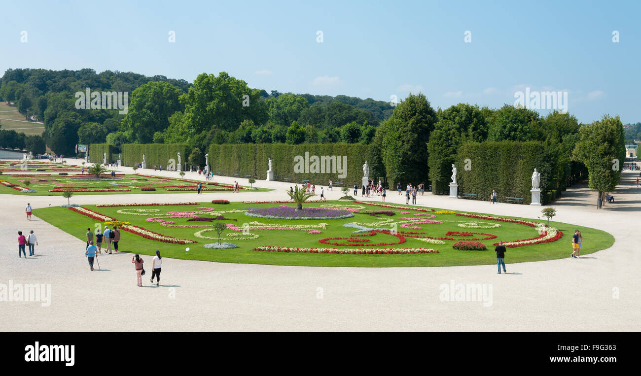WIEN - 3 agosto: persone visitando il giardino gigante di Schoenbrunn Castello di Sissi. Dal 1996 il palazzo e il giardino sono stati declar Foto Stock