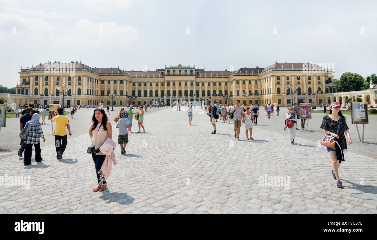 WIEN - 3 agosto: persone all'entrata di Schoenbrunn Castello di Sissi. Dal 1996 il palazzo e il giardino sono stati dichiarati World H Foto Stock
