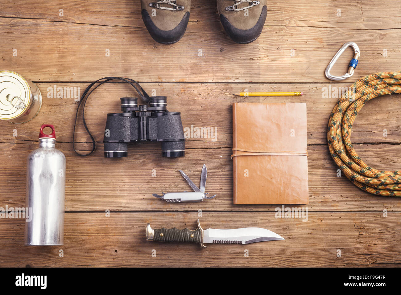 Attrezzatura per le escursioni su un pavimento di legno sfondo Foto Stock