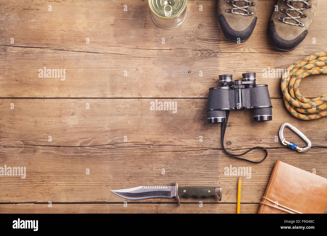 Attrezzatura per le escursioni su un pavimento di legno sfondo Foto Stock