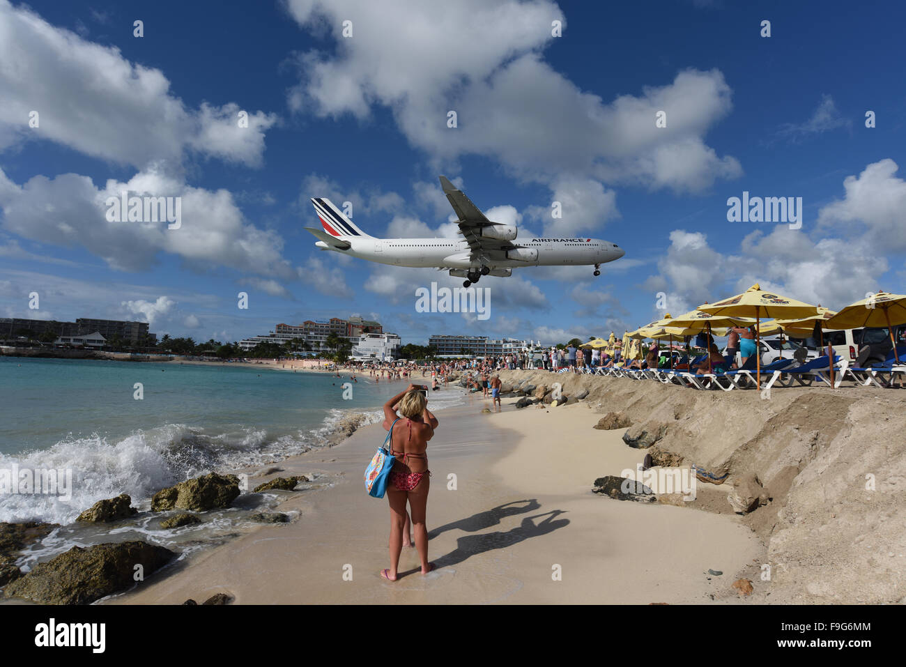 Maho beach in Saint Maarten nei Caraibi dove gli aerei di volare basso in Princess Juliana international airport Foto Stock