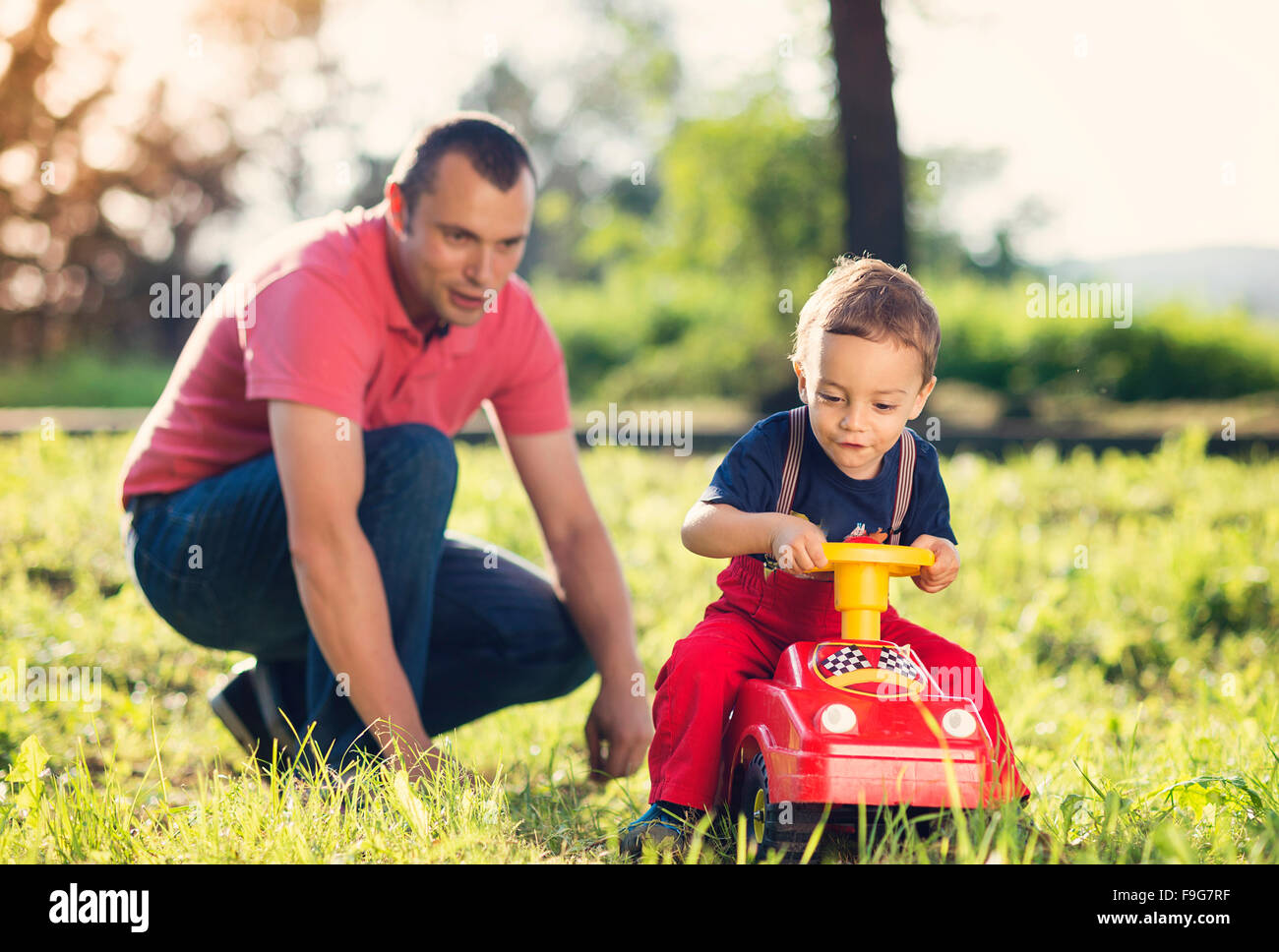 Padre Felice giocando con suo figlio fuori in estate la natura Foto Stock