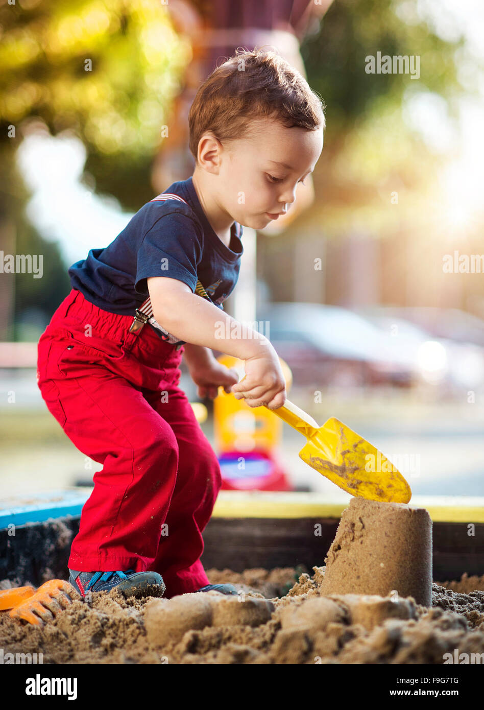 Carino piccolo ragazzo divertirsi sul parco giochi Foto Stock