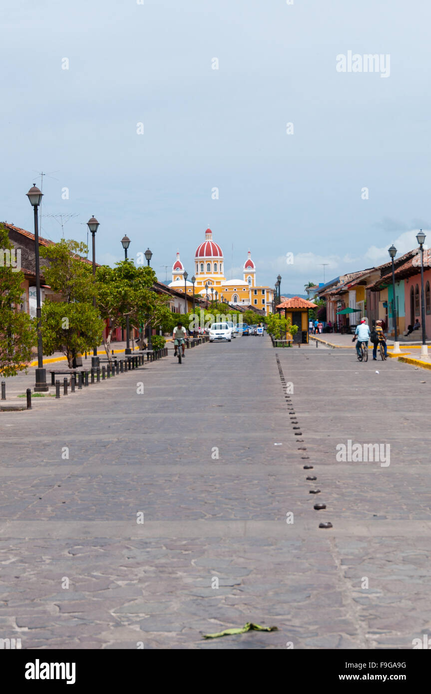 Via che conduce alla Cattedrale di Granada in Nicaragua Foto Stock