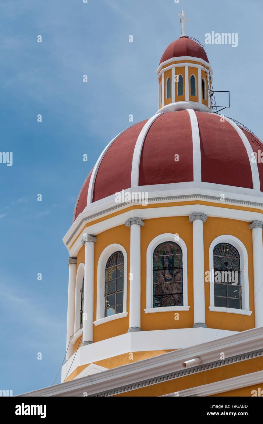 Parte superiore della cattedrale di giallo sotto il cielo blu in Granada Foto Stock