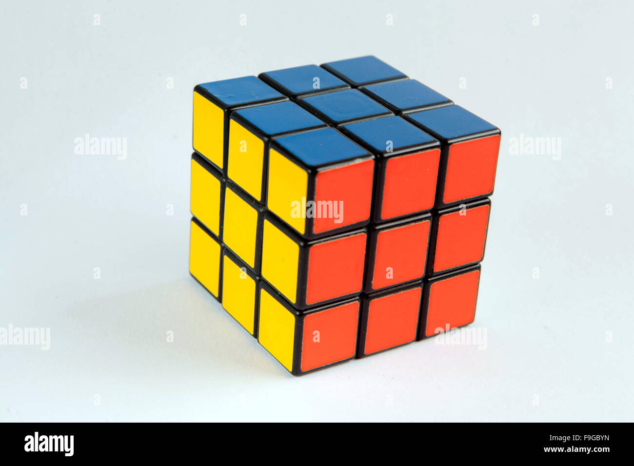 Cubo Rubik isolato su sfondo bianco Foto Stock