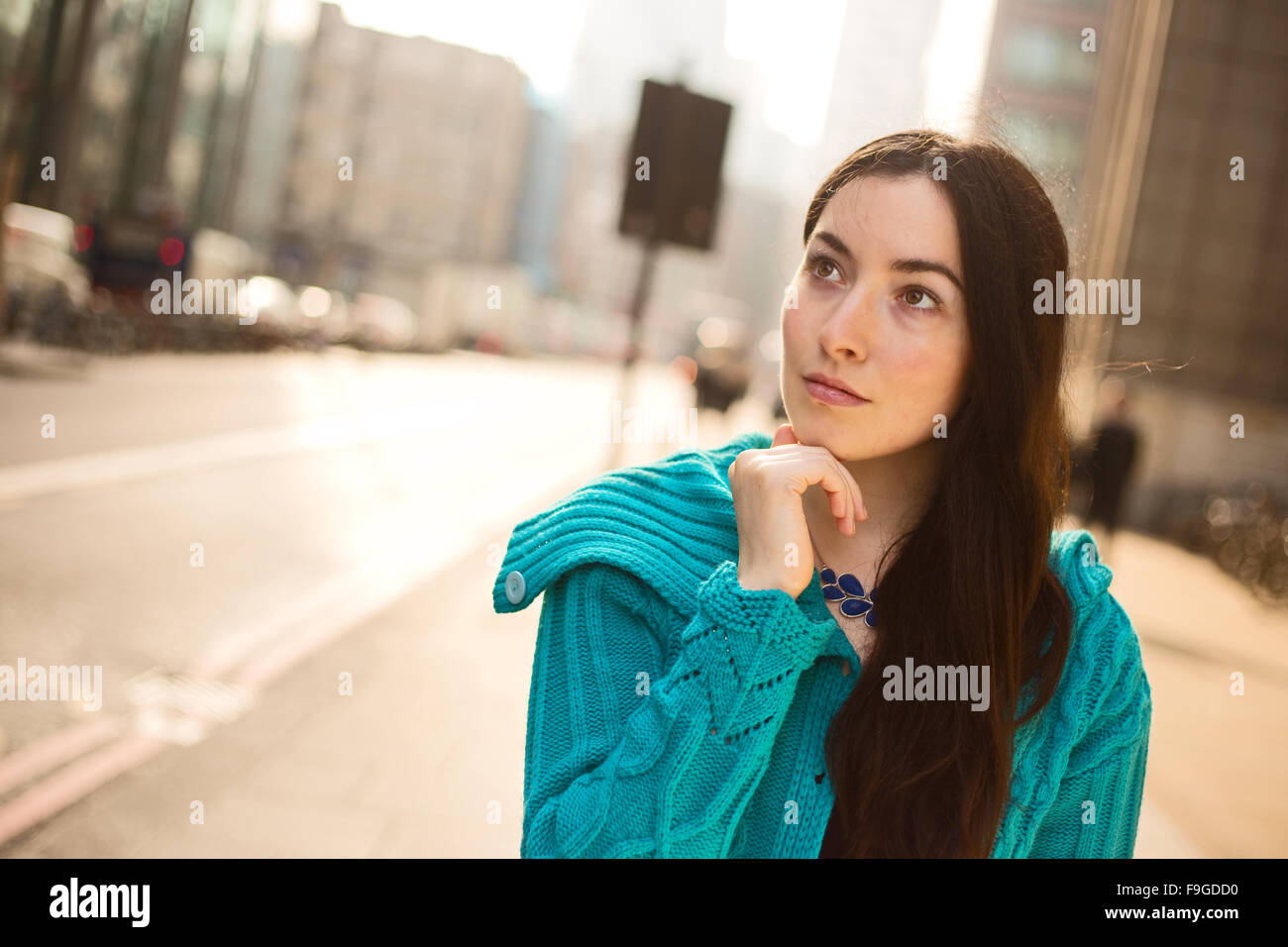 Ritratto di una giovane donna che guarda pensieroso Foto Stock