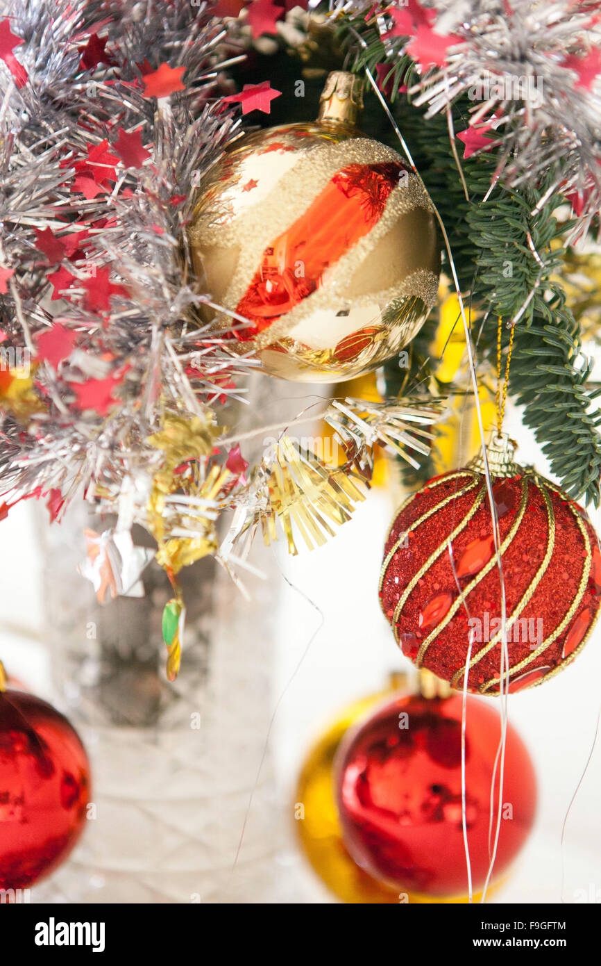 Primo piano di ornamenti di palle di Natale Foto Stock