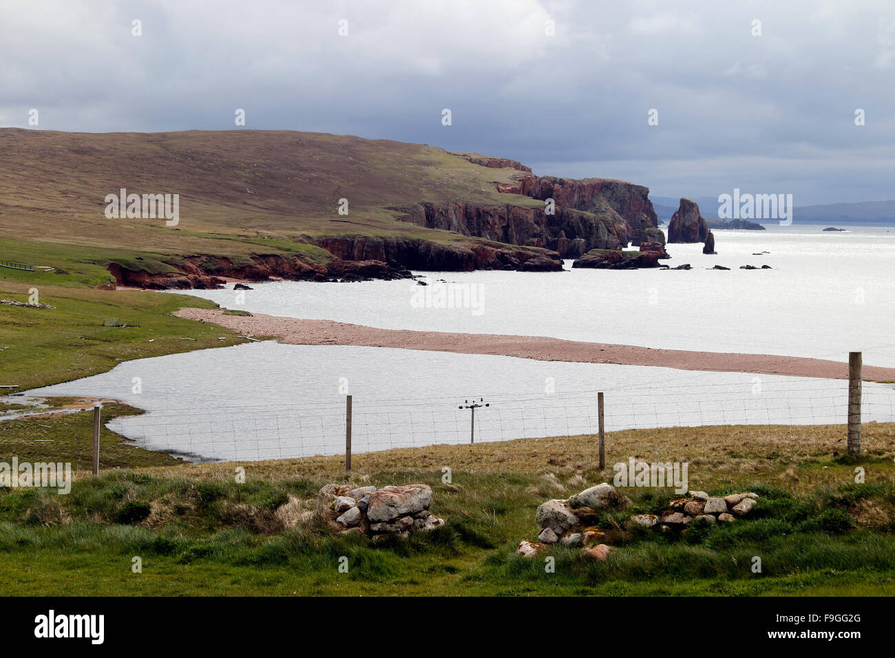 Pietra arenaria rossa seastacks Il Neap Braewick scogliere Northmavine terraferma le isole Shetland Scozia UK Foto Stock