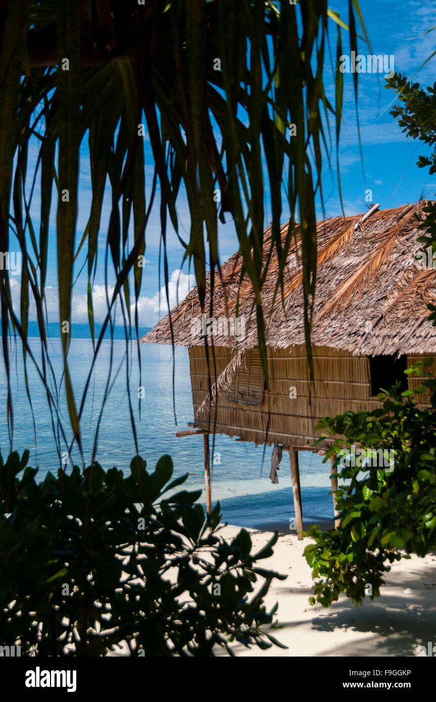 Nipa Hut su palafitte su una bellissima spiaggia di sabbia bianca di fronte al mare Foto Stock Nipa Hut su palafitte su una bellissima spiaggia di sabbia bianca di fronte al mare Foto Stock