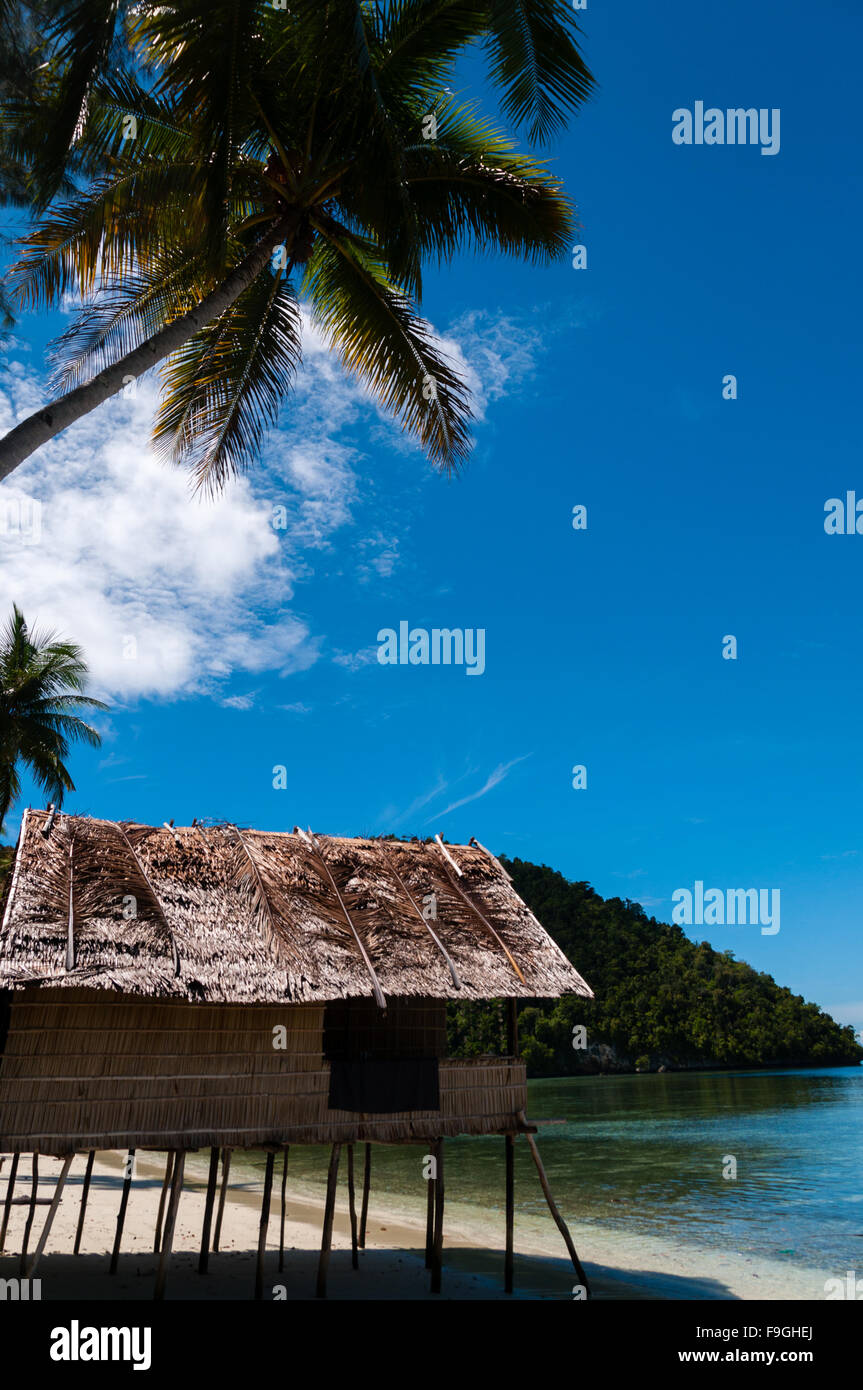 Lonely Nipa Hut su palafitte su una bellissima spiaggia di fronte al mare Foto Stock Lonely Nipa Hut su palafitte su una bellissima spiaggia di fronte al mare Foto Stock