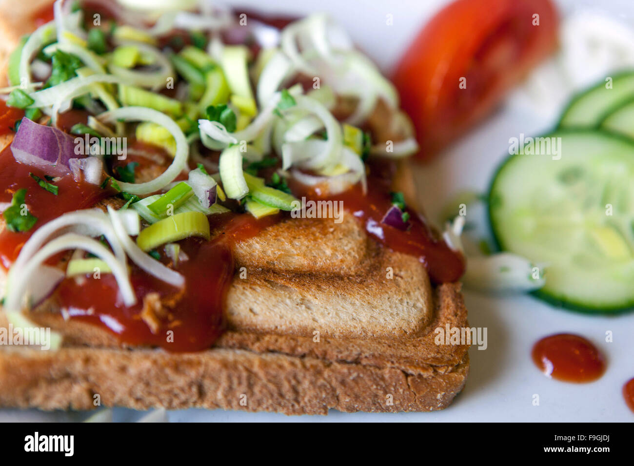 Toast con cipolla e ketchup Foto Stock