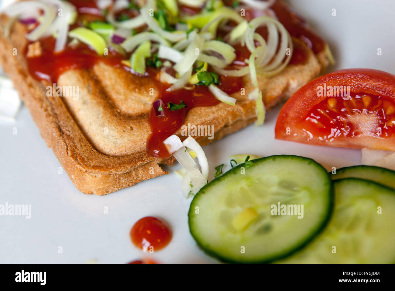 Toast con cipolla e ketchup Foto Stock