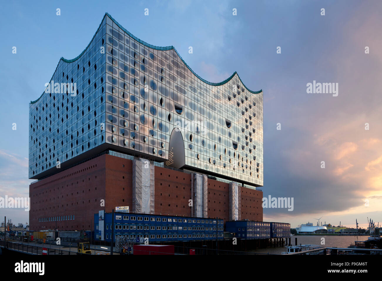 Elbe Philharmonic Hall, facciata in vetro con la riflessione di nuvole, luce della sera, Amburgo, Germania Foto Stock