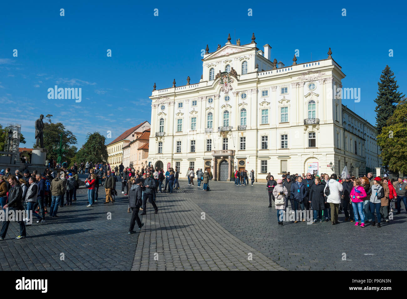 Piazza davanti al castello di Praga, Praga, Repubblica Ceca Foto Stock