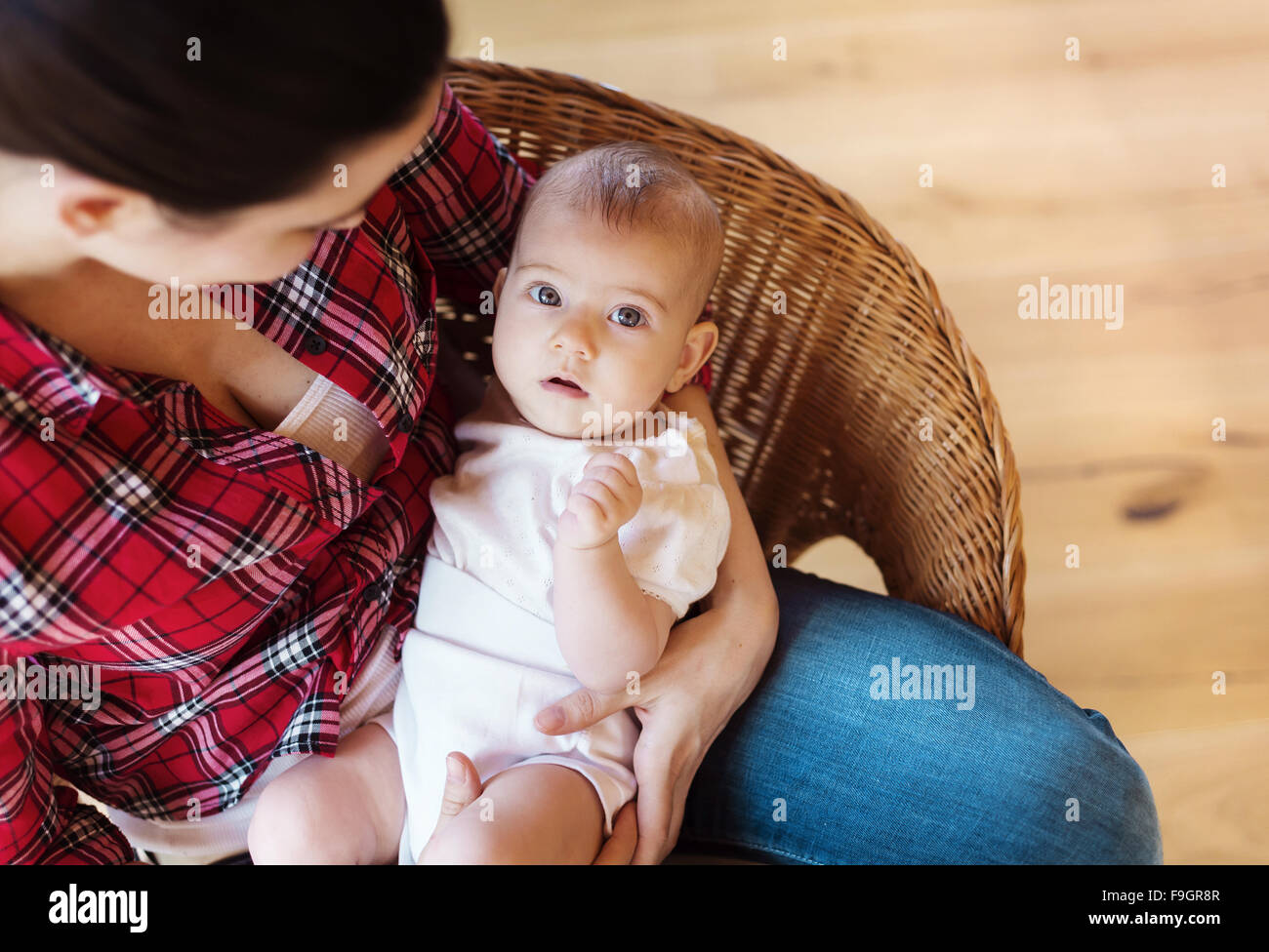 Madre seduto nella sedia a dondolo holding neonato boy Foto stock - Alamy