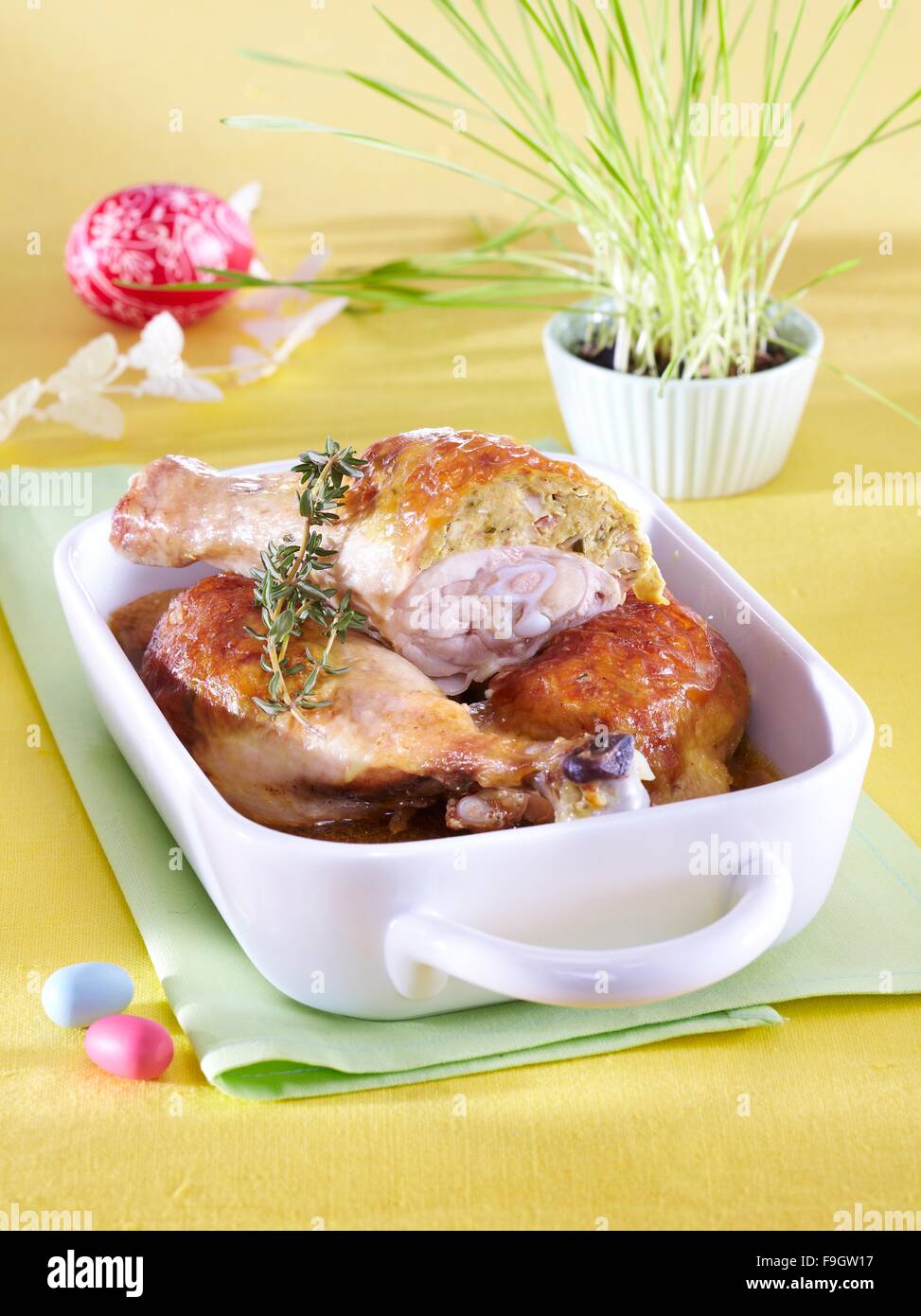 Ripiene di salsiccia cosce di pollo Foto Stock