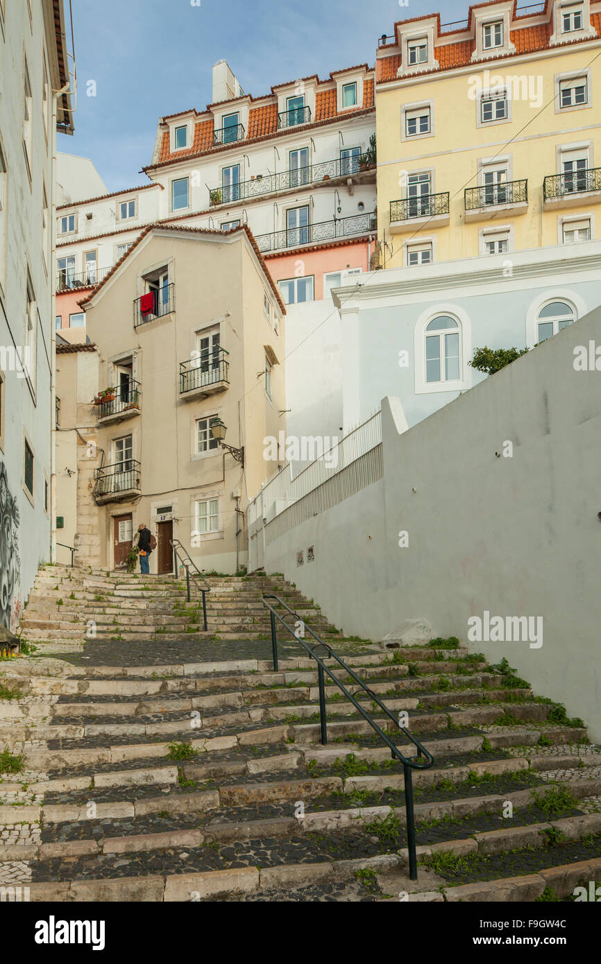 Ripida scalinata a Lisbona, Portogallo. Foto Stock