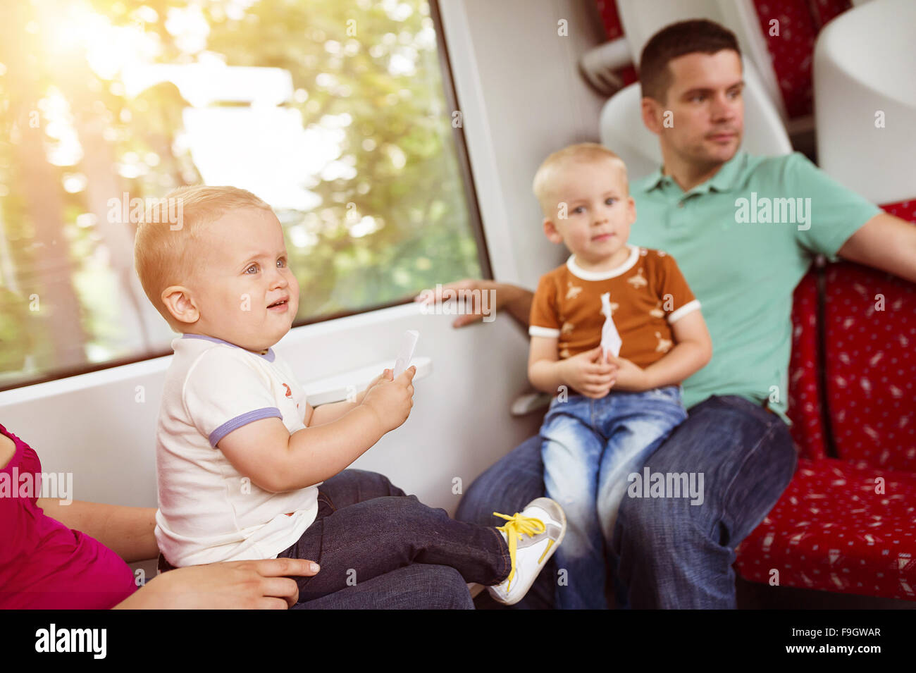 Famiglia con due figli di viaggio in treno. Foto Stock