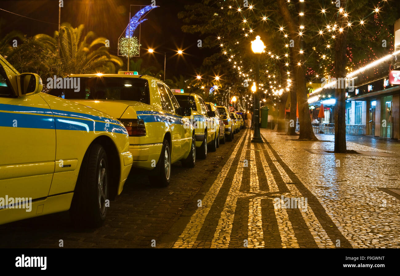Giallo Taxi in attesa di notte a Funchal Isola di Madeira, Portogallo Foto Stock