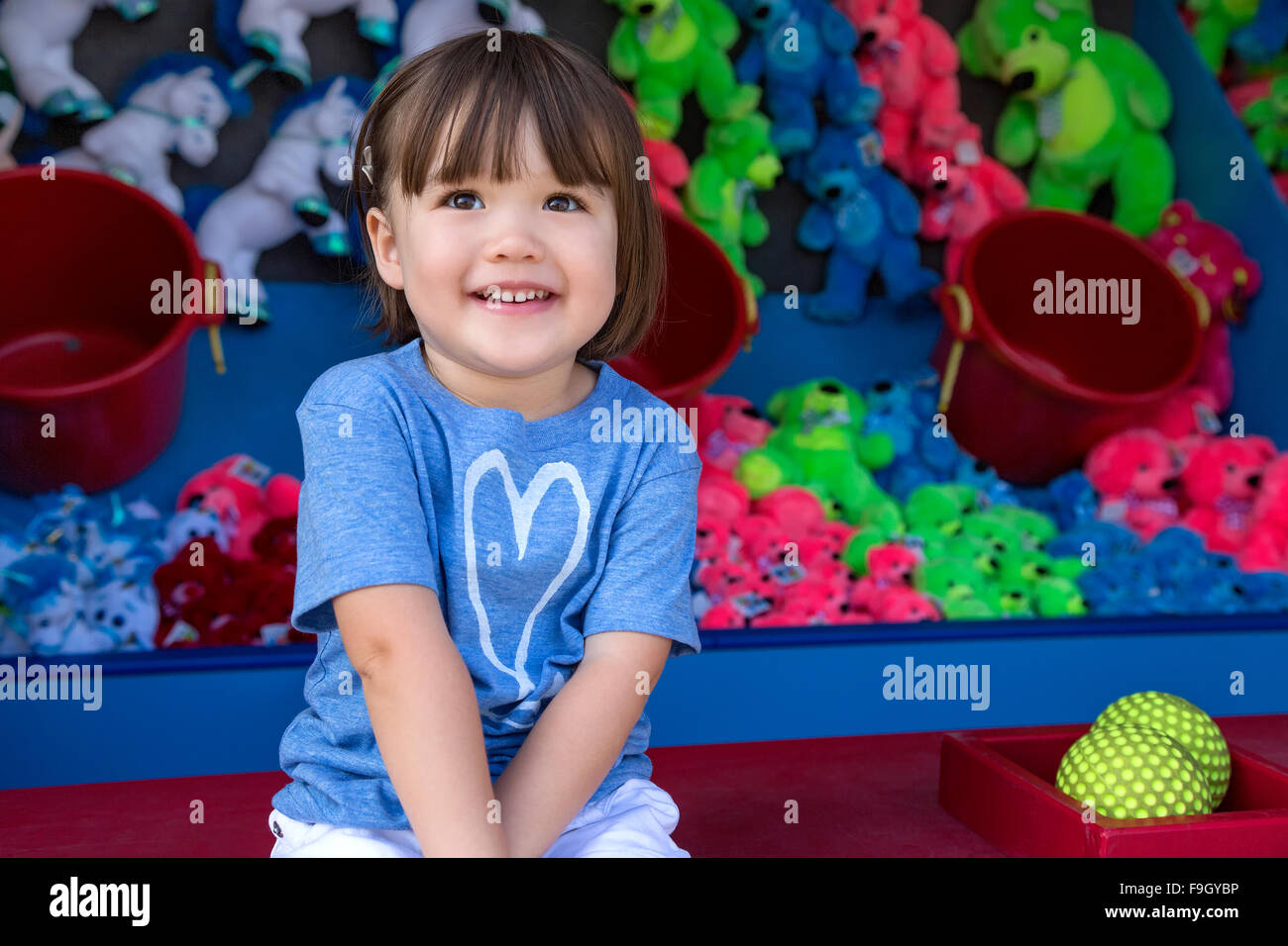 Bimba di tre anni a un arcade booth, San Diego, California Foto Stock