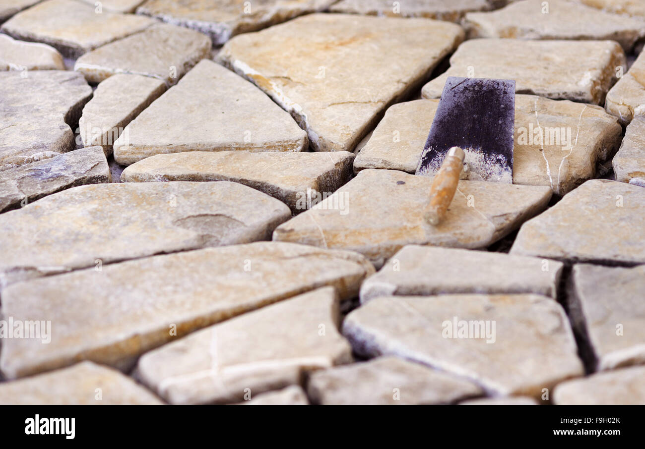 Muratori mortaio prevista su un semilavorato piano in pietra Foto Stock