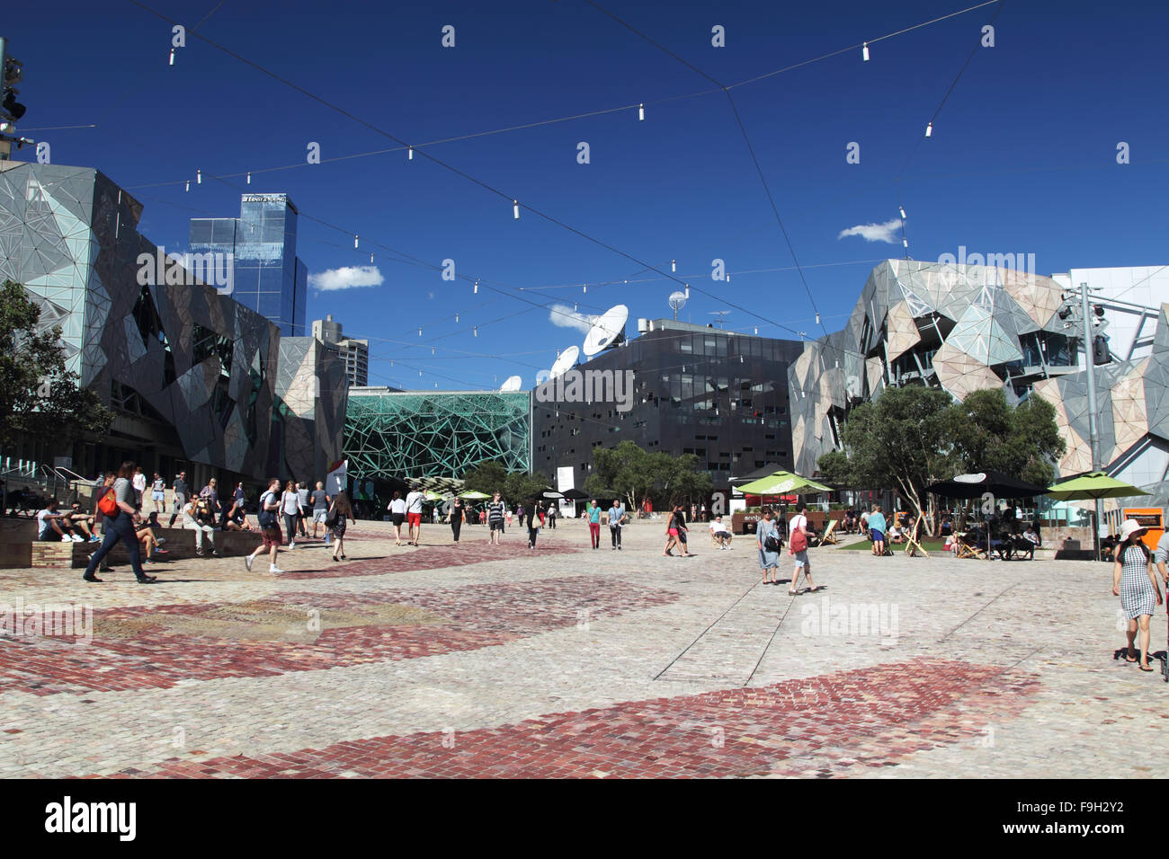 Federation Square a Melbourne, Victoria, Australien, su una soleggiata giornata estiva. Foto Stock