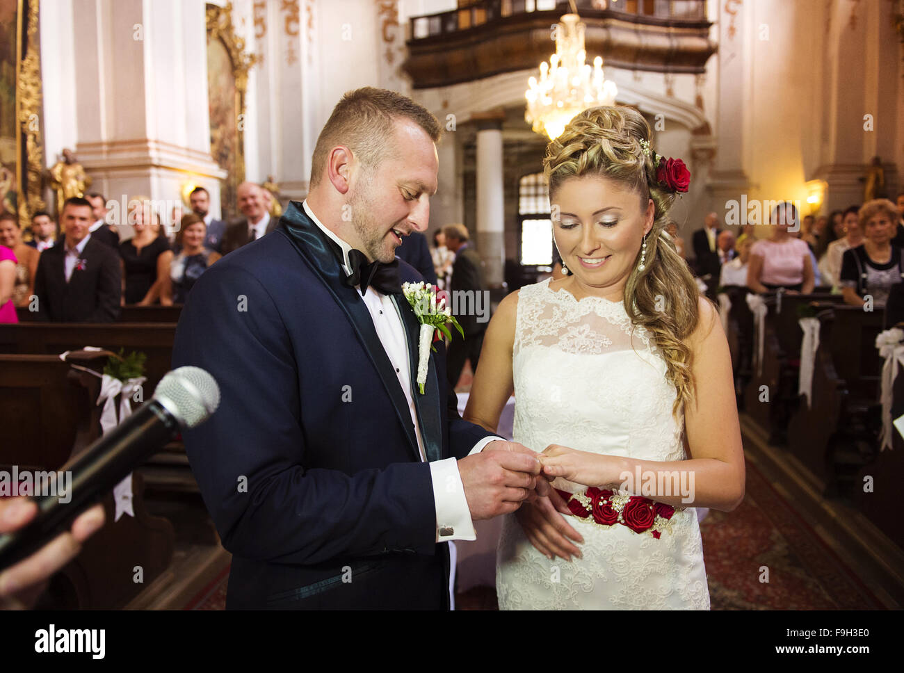 Sposa e lo sposo nella Chiesa lo scambio degli anelli Foto Stock