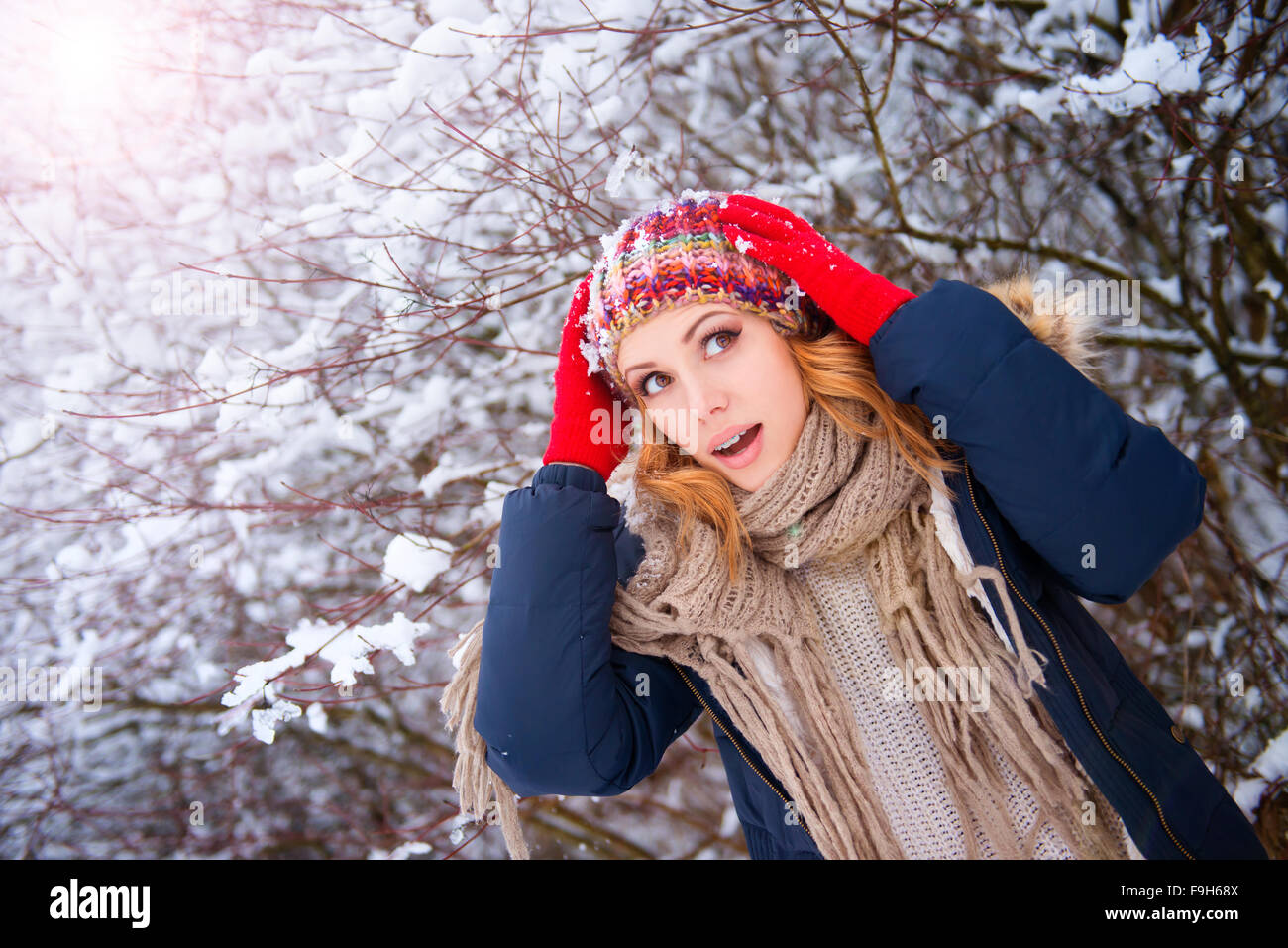 Bella giovane donna avente divertimento fuori in inverno Foto Stock