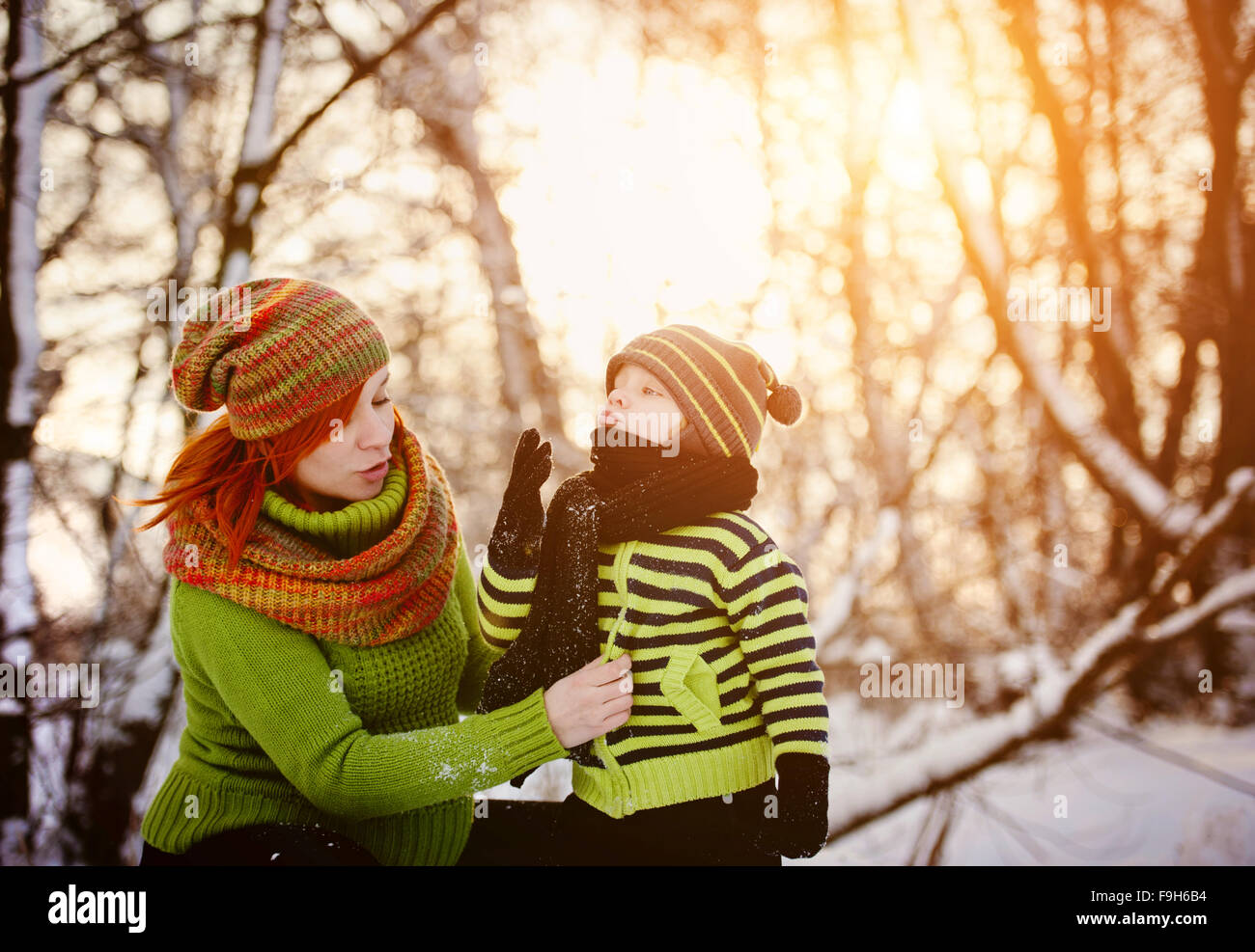 Genitori felici con bambino divertirsi al di fuori nella neve Foto Stock