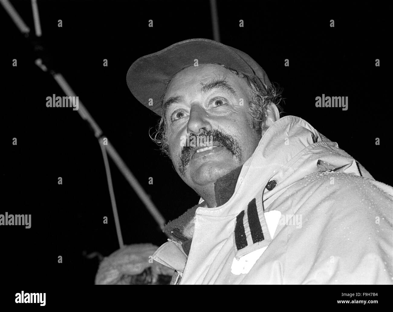 AJAXNETPHOTO. 7aprile, 1982. GOSPORT, Inghilterra - YACHT SKIPPER HOME - La pioggia inzuppato e stanco prima di co-operativa (EX FCF CHALLENGER) SKIPPER LESLIE WILLIAMS NAVIGATO YACHT SOTTO GIURIA RIG al traguardo nelle prime ore della mattina dopo che la barca è stata DISMASTED sull'ultima tappa della gara di Whitbread. Foto:JONATHAN EASTLAND/AJAX REF;820704 1A Foto Stock