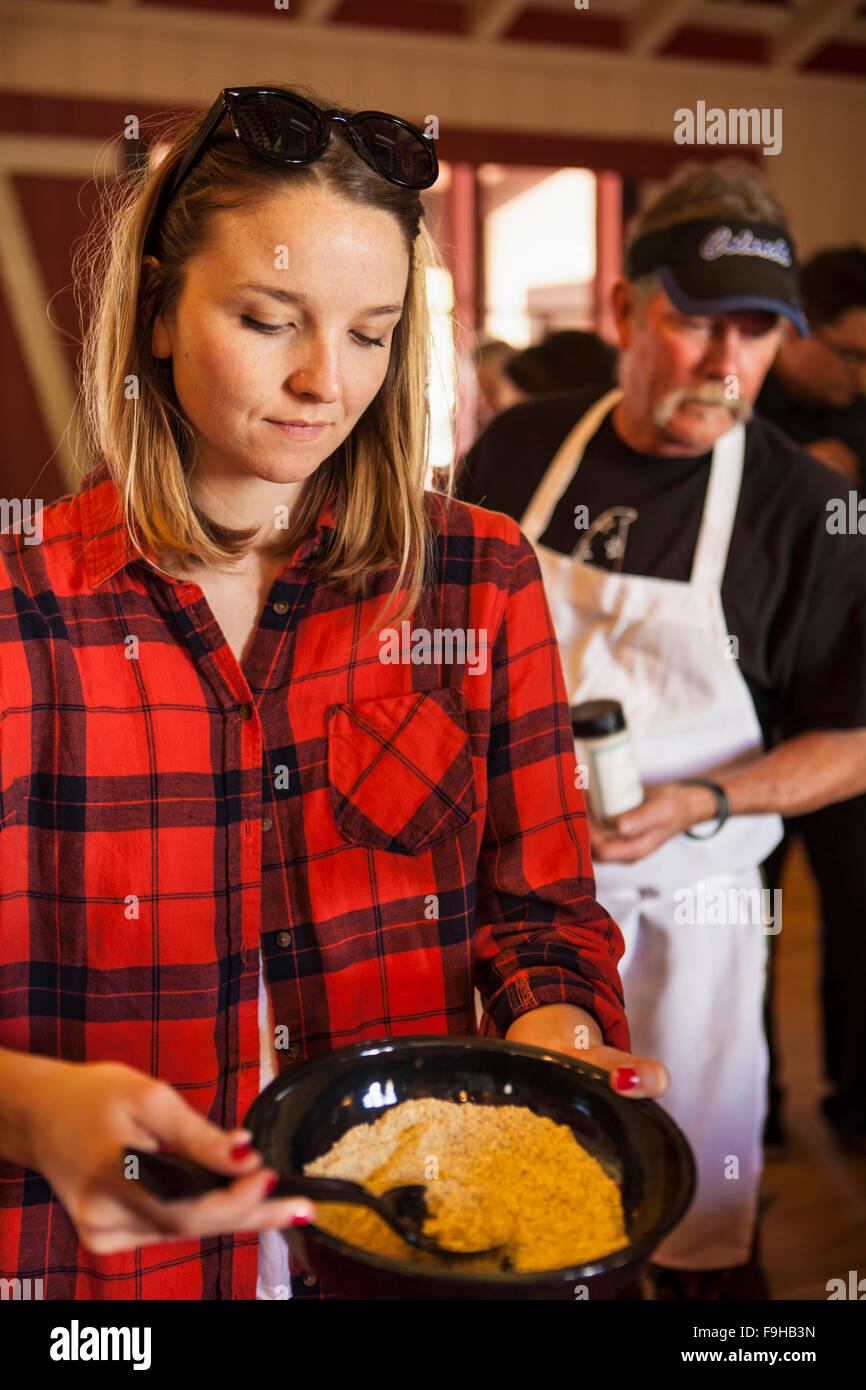 Donna di spezie di miscelazione per un custom strofinare a secco, seminario di spezie, barbecue Bootcamp, Alisal Guest Ranch, Solvang, California Foto Stock