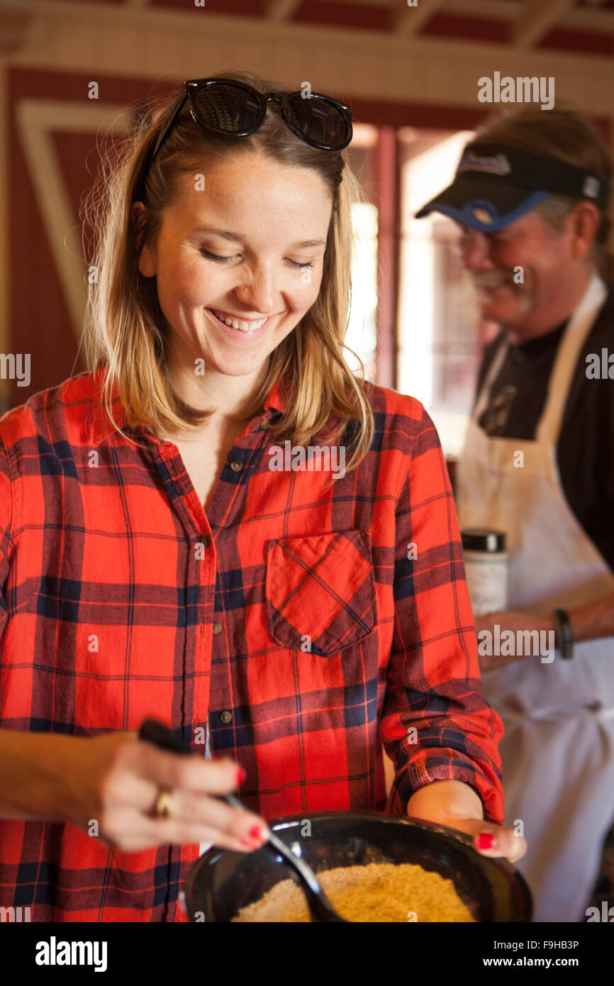 Donna di spezie di miscelazione per un custom strofinare a secco, seminario di spezie, barbecue Bootcamp, Alisal Guest Ranch, Solvang, California Foto Stock