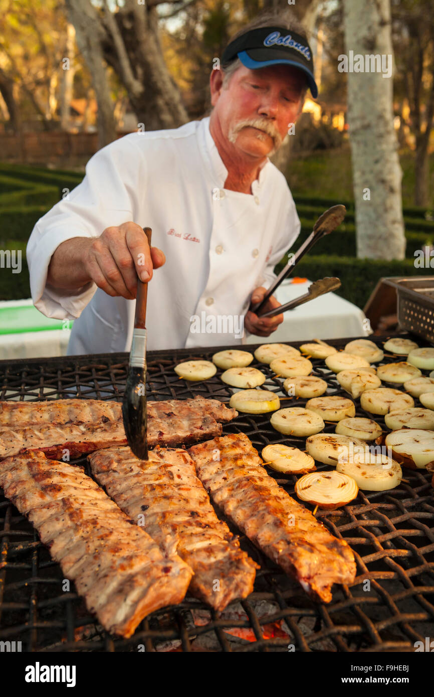 Lo chef barbecue nervature e cipolle su fuoco di quercia, barbecue  Bootcamp, Alisal Guest Ranch, Solvang, California Foto stock - Alamy