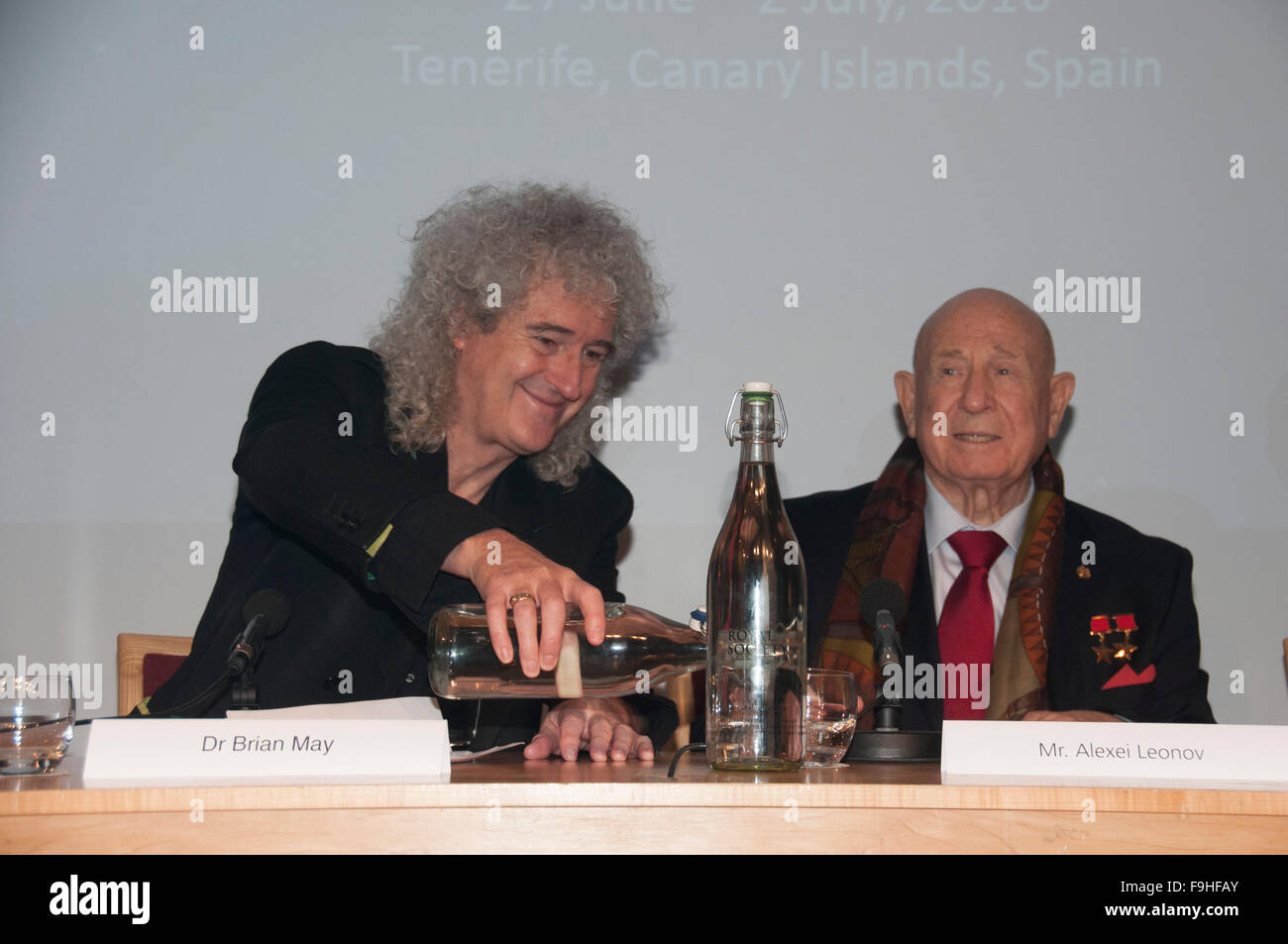 Londra, UK, 16 dicembre 2015, Alexei Leonov il primo uomo a camminare nello spazio assiste Stephen Hawking medaglia per la comunicazione della scienza ha annunciato alla Royal Society. Credito: JOHNNY ARMSTEAD/Alamy Live News Foto Stock