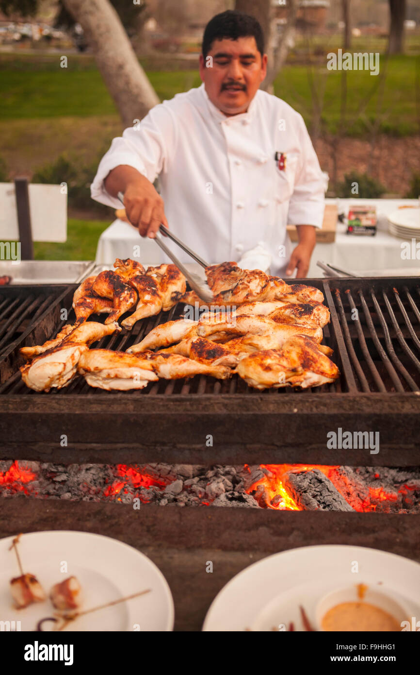 Cuocere il pollo capovolge la grigliatura, barbecue Bootcamp, Alisal Guest Ranch, Solvang, California Foto Stock