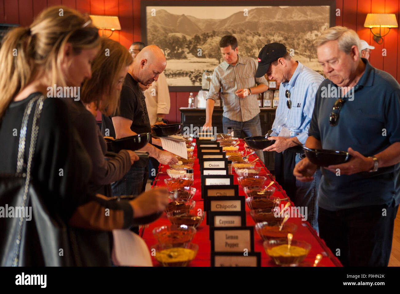 Gli studenti mix secco personalizzata sfrega per grigliare bistecche, seminario di spezie, barbecue Bootcamp, Alisal Guest Ranch, Solvang, California Foto Stock