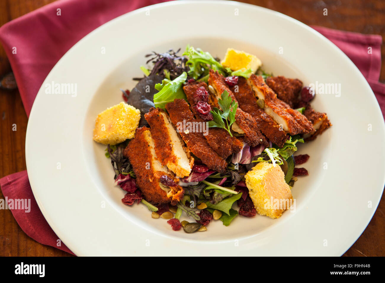 Il siero di latte fritto insalata di pollo, succulenti Cafe, Solvang, California Foto Stock