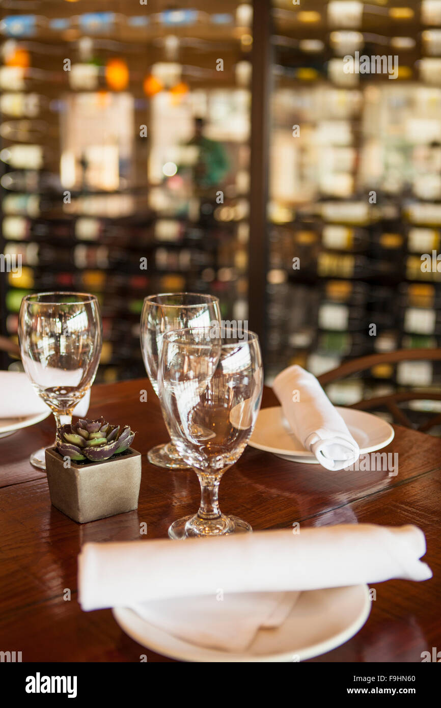Impostazione tabella e vino rack, Ocean Grill, Avila Beach, California Foto Stock