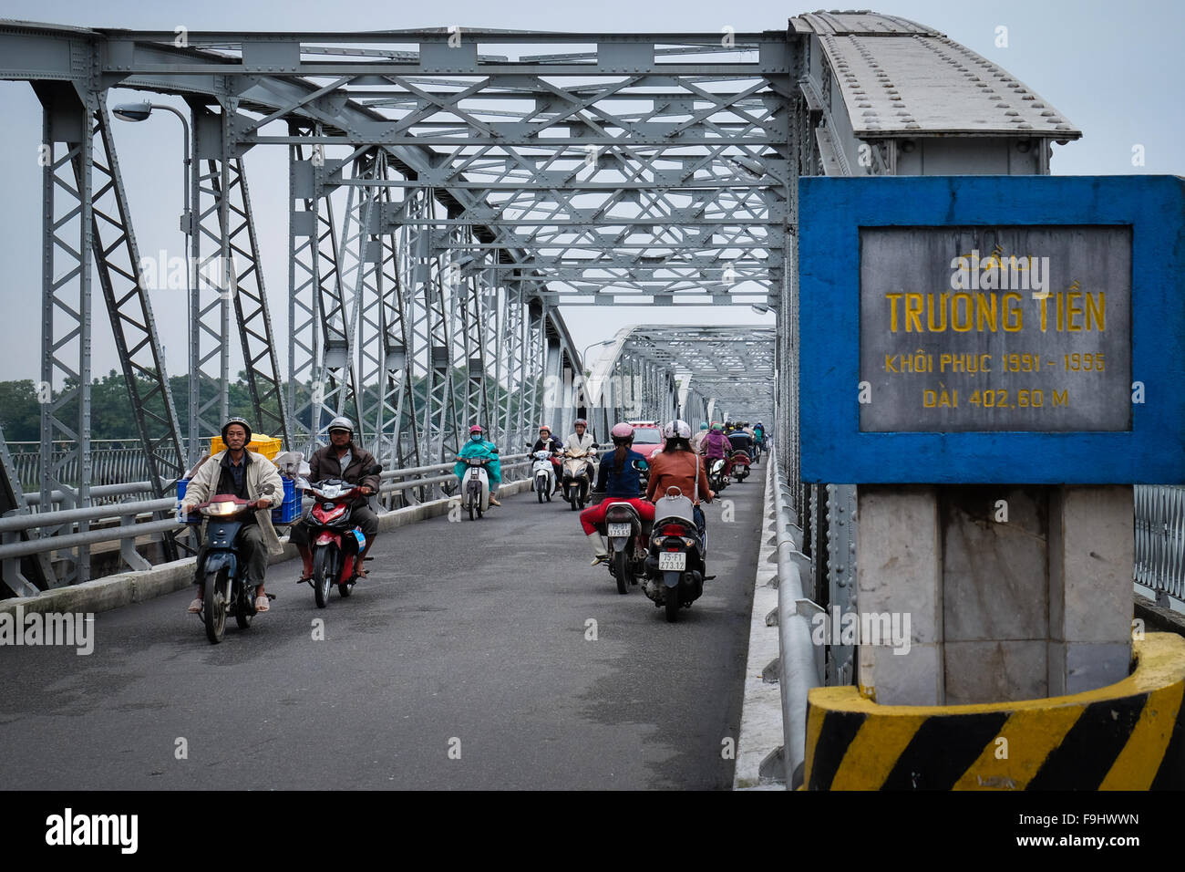 Moto passando sopra Truong Tien Bridge in tinta, Vietnam. Foto Stock