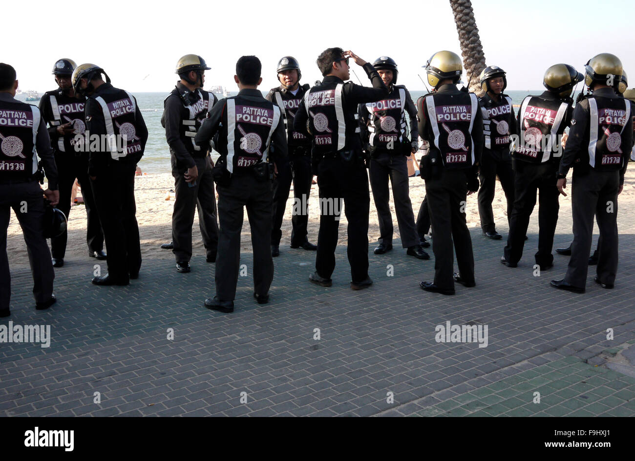 Un gruppo di poliziotti locali riuniti sulla strada della spiaggia di Pattaya Thailandia Foto Stock